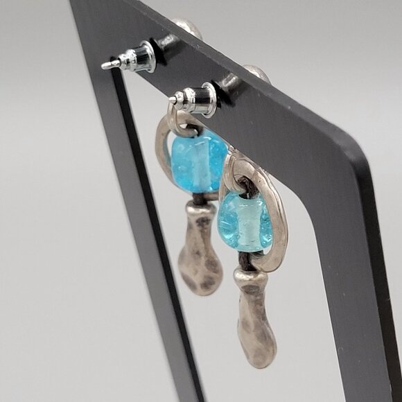 UNO de 50 Silver Plated Dangle Drop Post Earrings Blue Sea Glass Accent - Picture 4 of 6